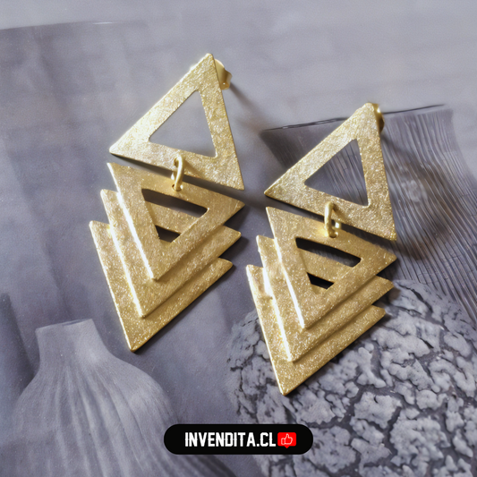 Aros enchapados en oro un triangulo y tres flechas