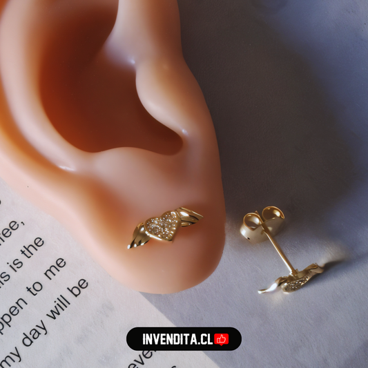 Aros enchapados en oro diseño corazón alado con circones