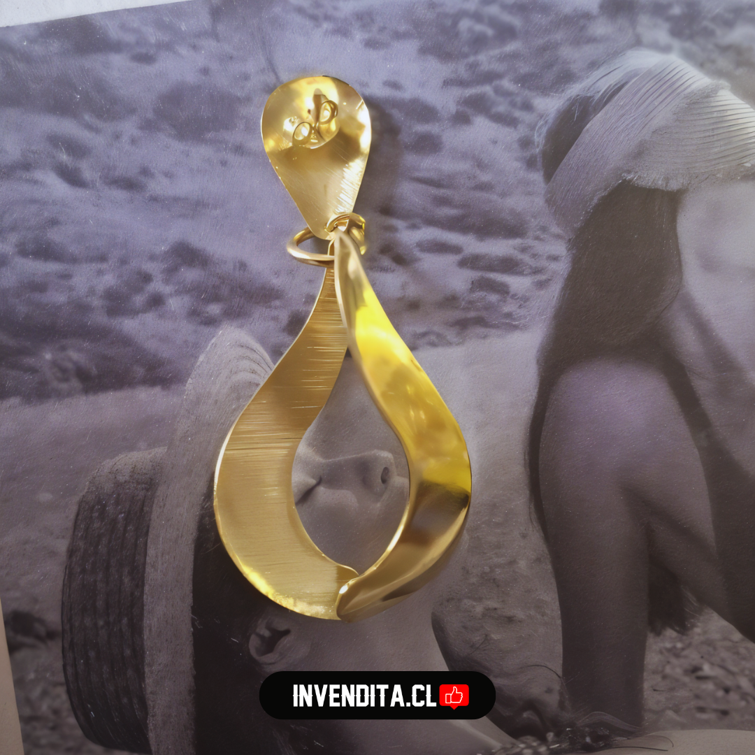 Aros enchapados en oro figura de gota en 3D