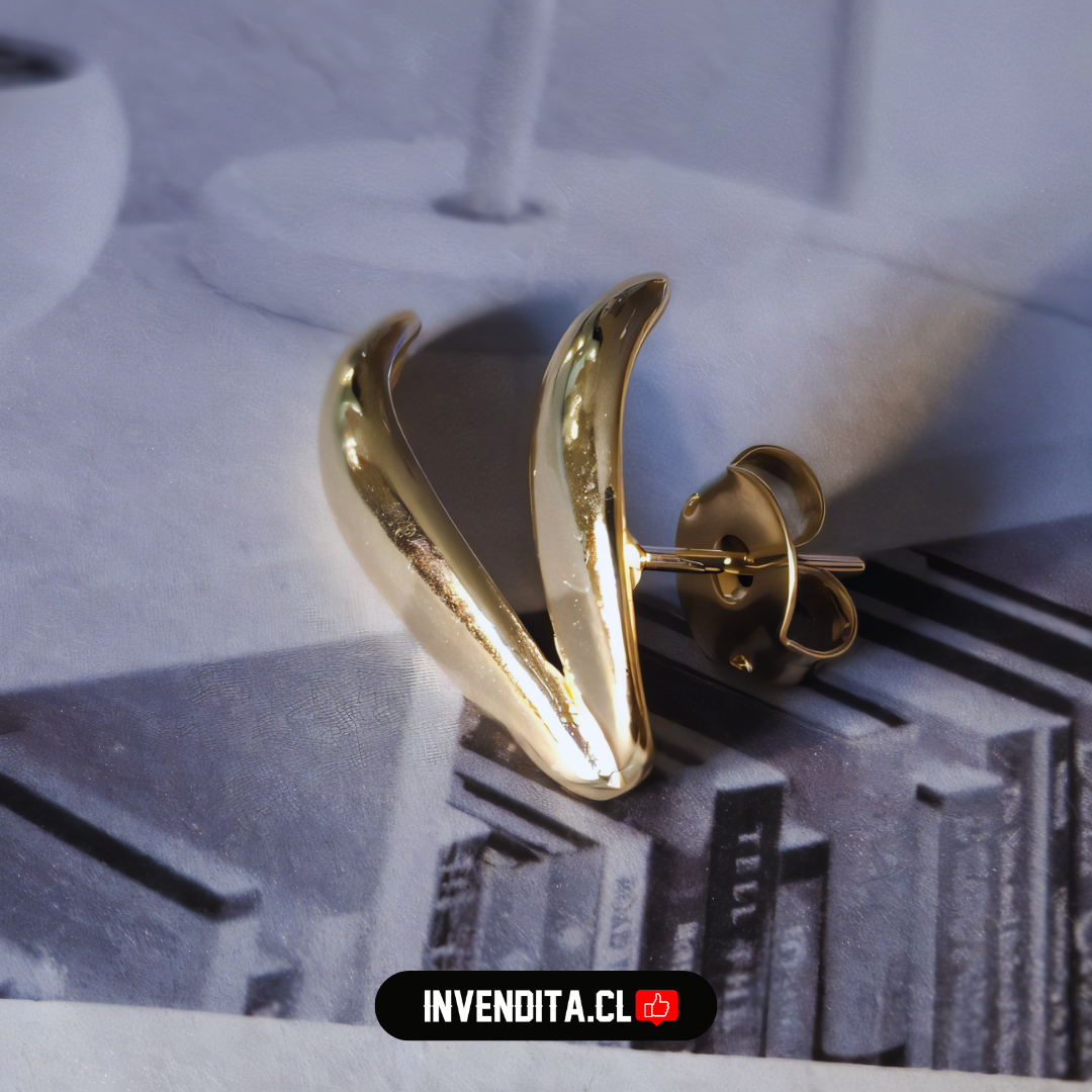 Aros enchapados en oro estilo en V de textura lisa