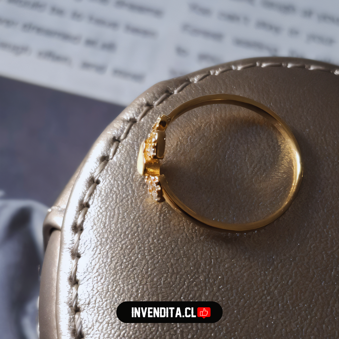 Anillo enchapado en oro serie corazones y circones