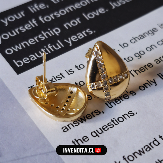 Aros enchapados en oro gota con cruz de circones