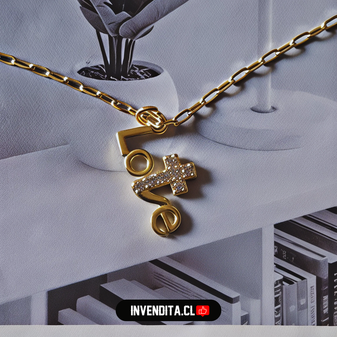 Collar enchapado en oro modelo LOVE con cruz de circones