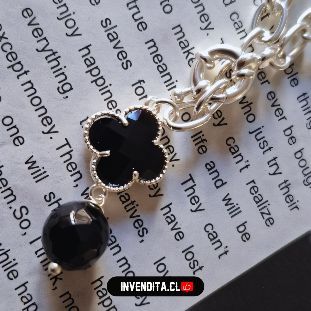 Collar enchapado en plata grandes eslabones con broche timón con flor y esfera de Ónix