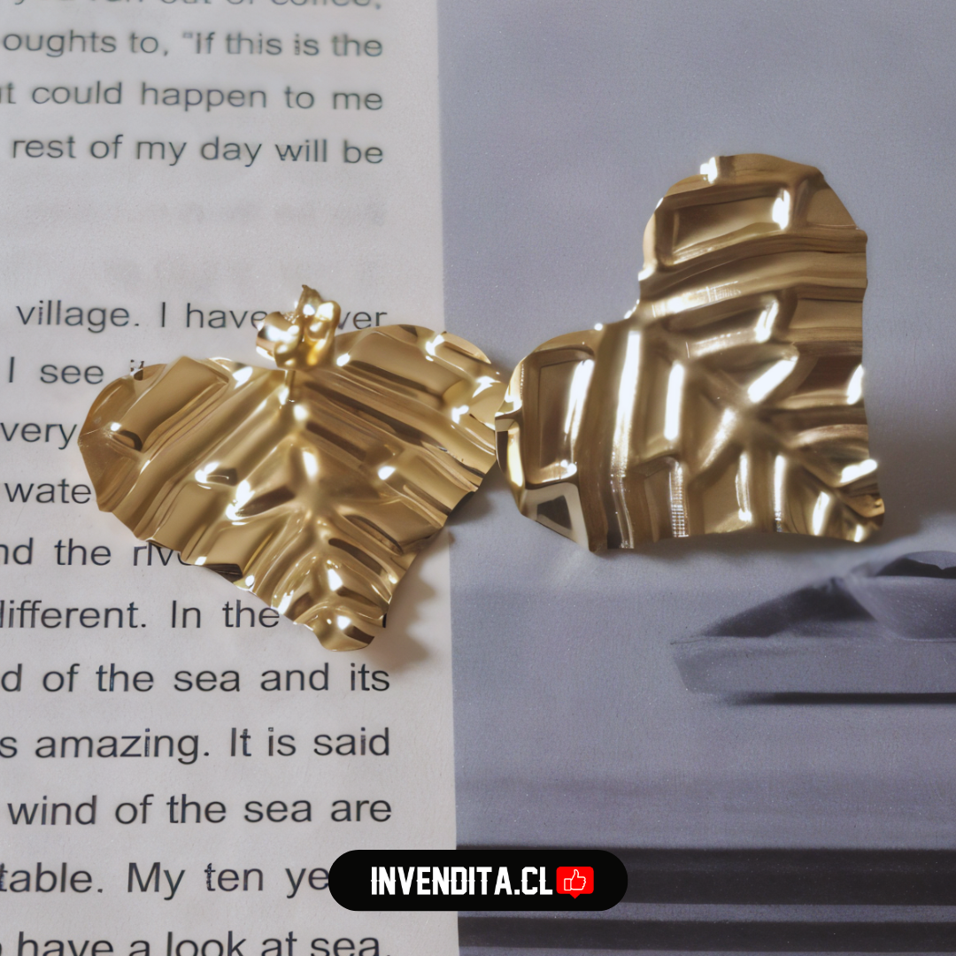 Aros enchapados en oro modelo corazón con relieve medios