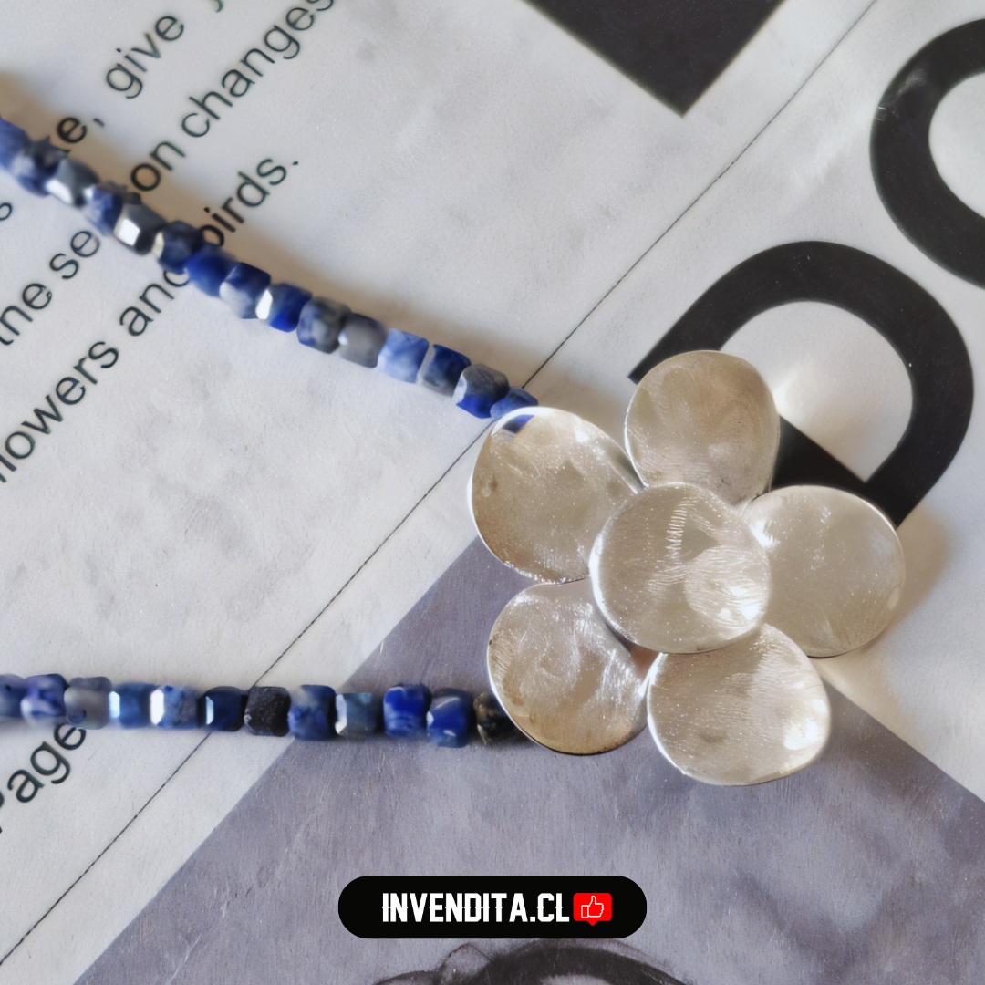 Collar enchapado en plata diseño flor de pétalos satinada con Lapislázuli
