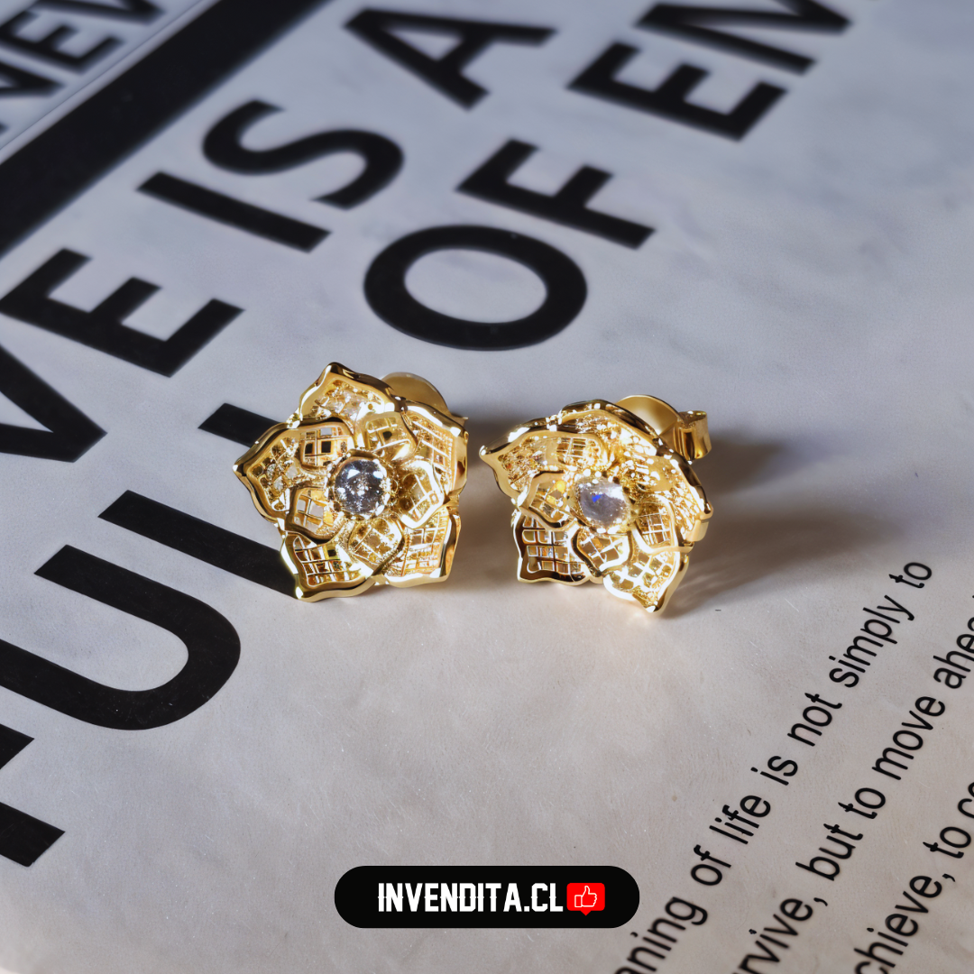 Aros enchapados en oro diseño flor con circón
