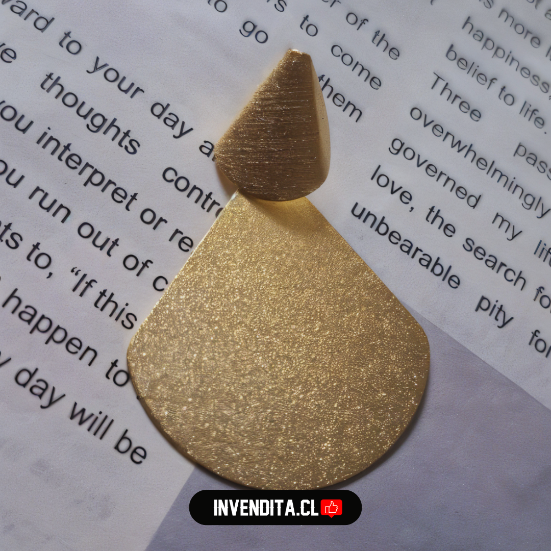 Aros enchapados en oro apegados con forma geométricas