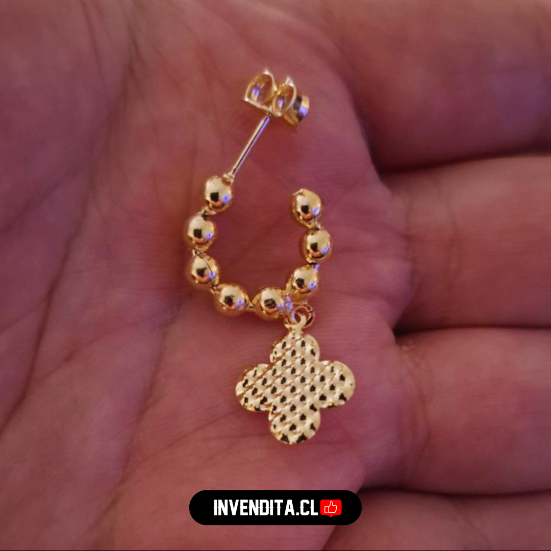 Aros enchapados en oro estilo argollas de esferas con placas de trébol