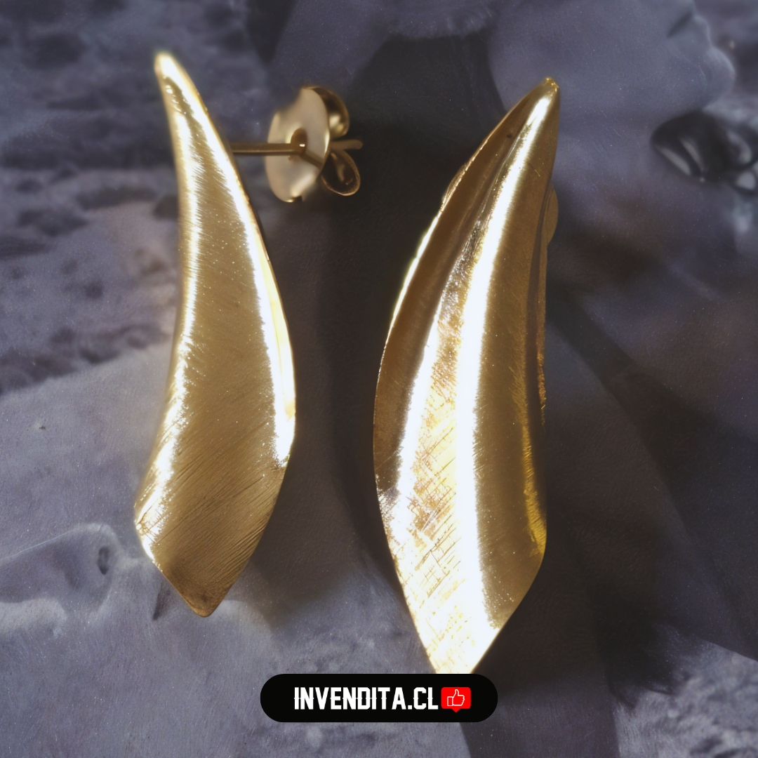 Aros enchapados en oro diseño arrugado