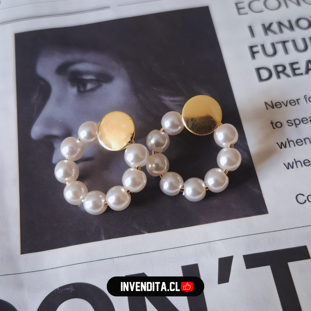 Aros enchapados en oro placa redonda con perlas de imitación