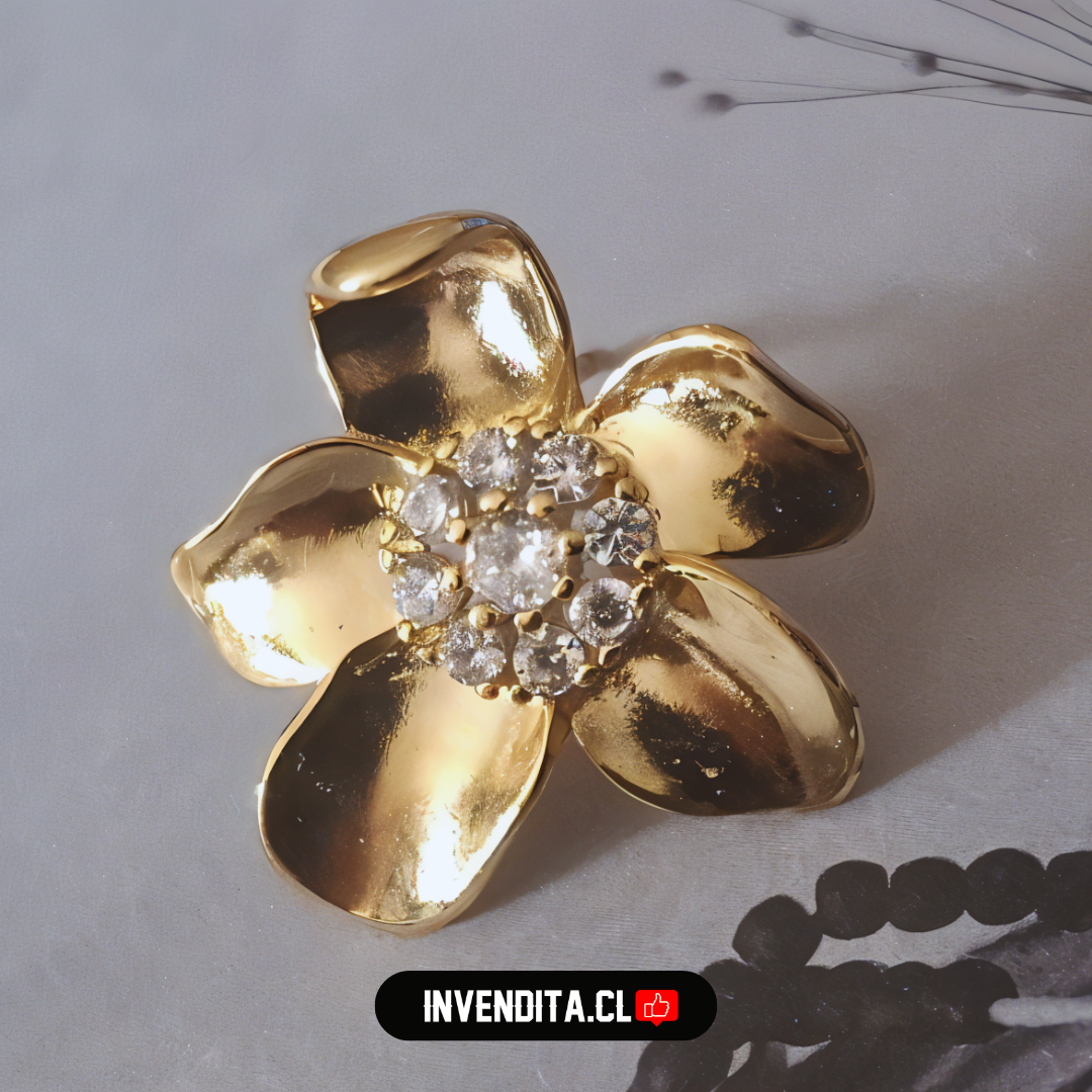 Aros enchapados en oro flores con pequeños circones