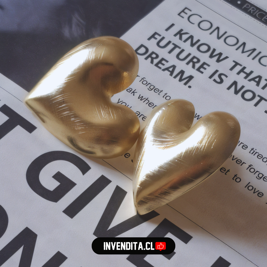 Aros enchapados en oro modelo corazón satinado