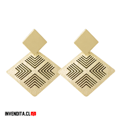 Aros enchapados en oro cuadrados con flechas en detalle