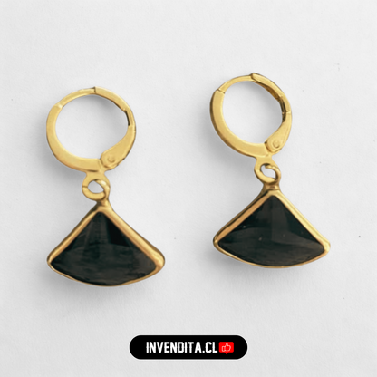 Aros enchapados en oro argolla con figura triangular de onix