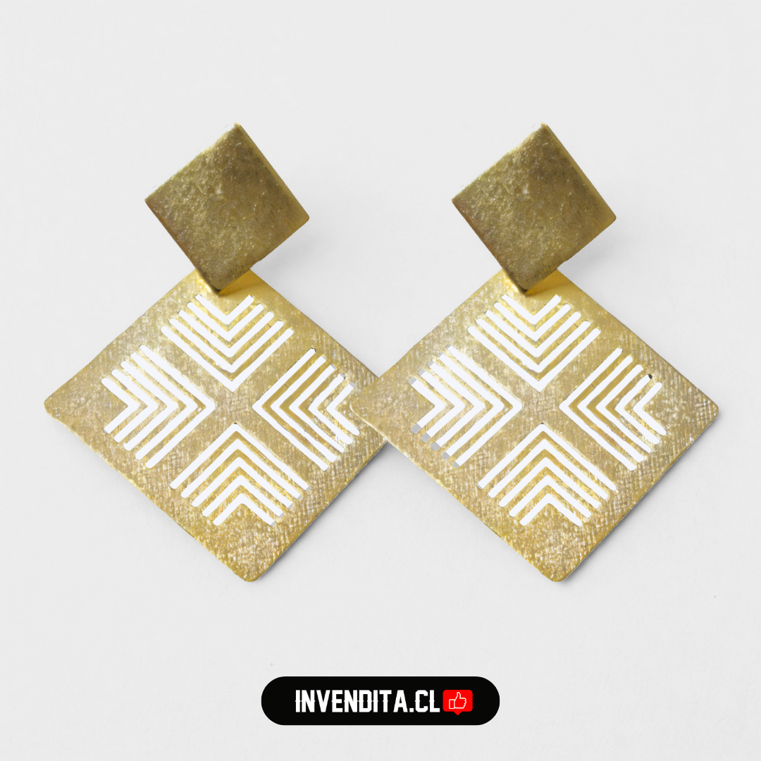 Aros enchapados en oro cuadrados con flechas en detalle