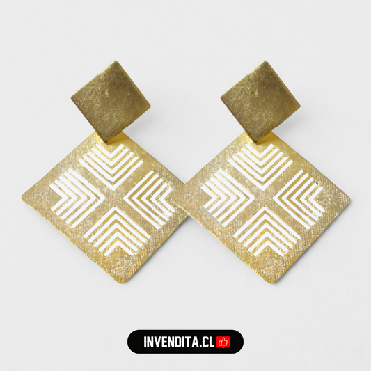 Aros enchapados en oro cuadrados con flechas en detalle