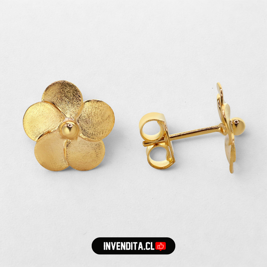 Aros enchapados en oro flor de pétalos lisos con botón