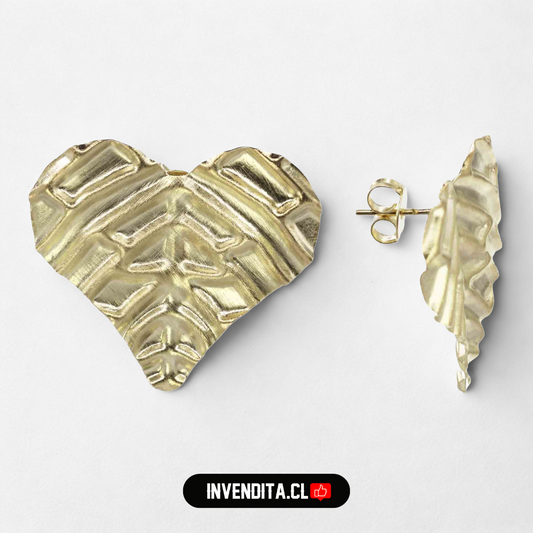 Aros enchapados en oro modelo corazón con relieve medios