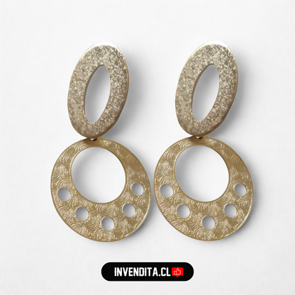 Aros enchapados en oro figuras redondeadas con grandes detalles