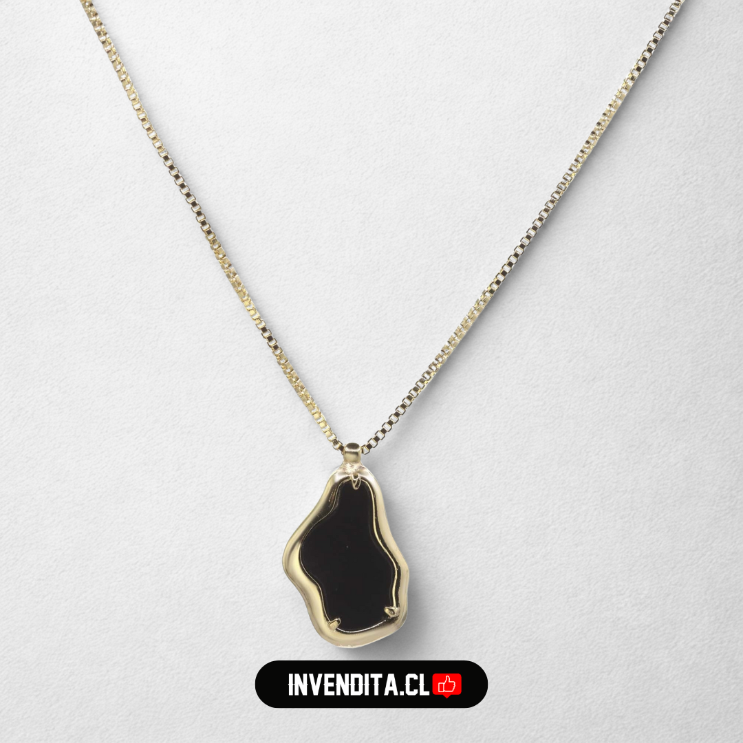 Collar enchapado en oro diseño irregular con esmaltado negro