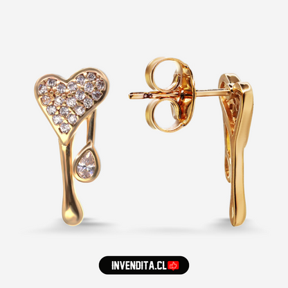 Aros enchapados en oro diseño corazones derretidos con circones