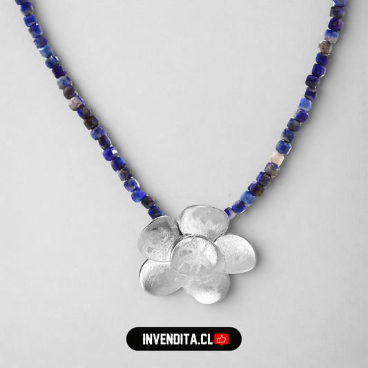 Collar enchapado en plata diseño flor de pétalos satinada con Lapislázuli