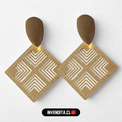 Aros enchapados en oro hoja y cuadrado con flechas en detalle