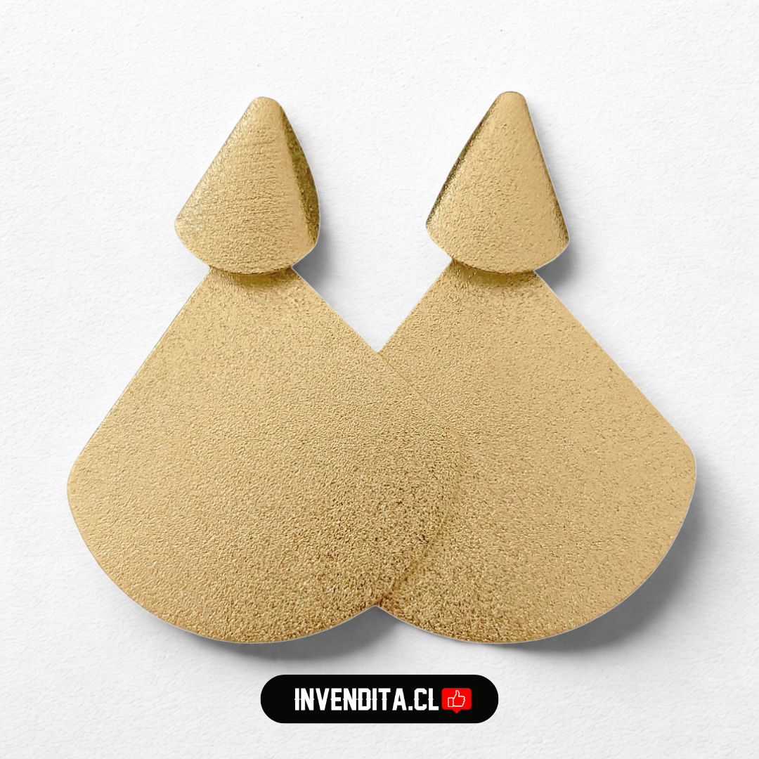 Aros enchapados en oro apegados con forma geométricas