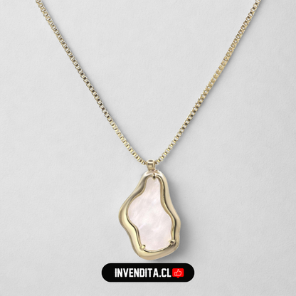 Collar enchapado en oro diseño irregular con esmaltado blanco
