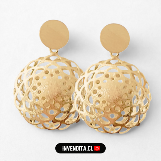 Aros enchapados en oro gota de bola con diseño calado