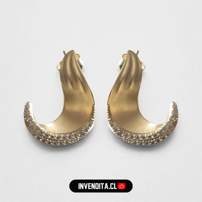 Aros enchapados en oro semi luna con hilera de circones