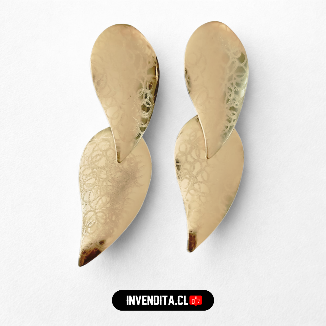 Aros enchapados en oro doble hoja con detalles