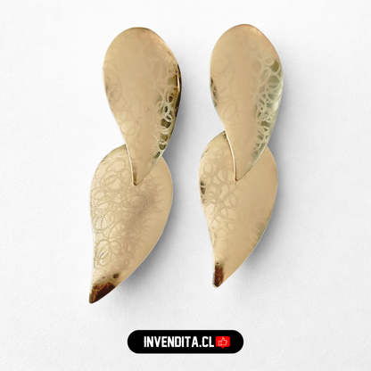 Aros enchapados en oro doble hoja con detalles