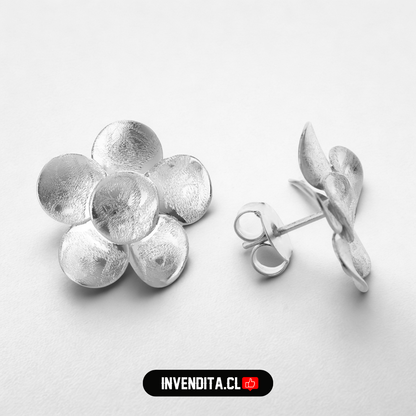 Aros enchapados en plata diseño flor satinada
