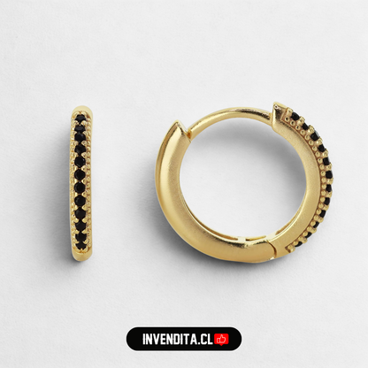 Aros enchapados en oro diseño argollas con serie de circones negros con broche Huggies