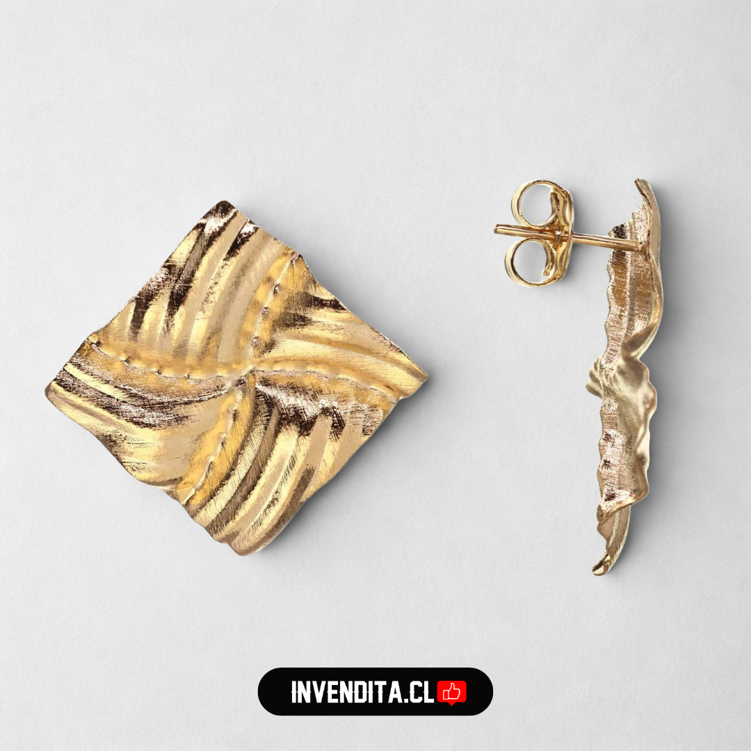 Aros enchapados en oro diseño cuadrado con relieves