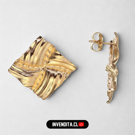 Aros enchapados en oro diseño cuadrado con relieves