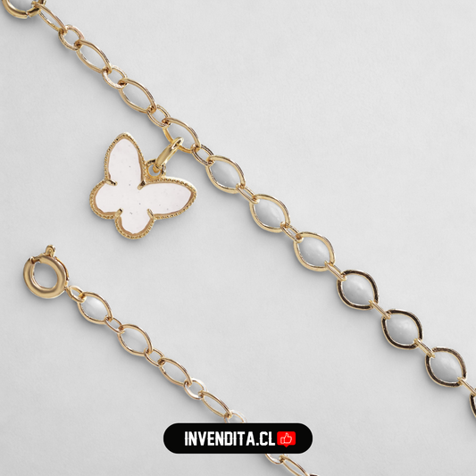 Pulsera enchapada en oro diseño eslabón ovalado con dije mariposa de nácar