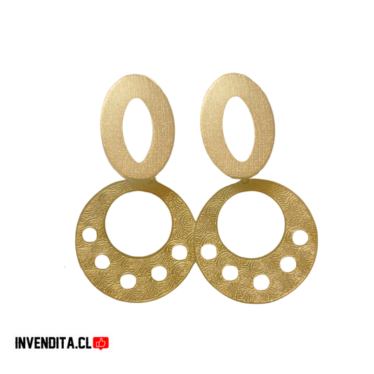 Aros enchapados en oro figuras redondeadas con grandes detalles