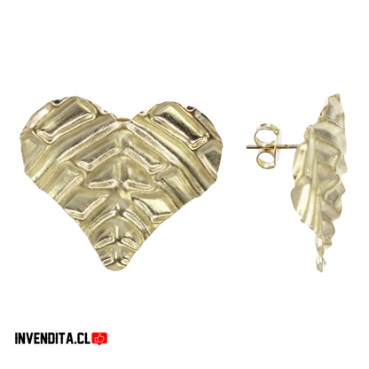 Aros enchapados en oro modelo corazón con relieve
