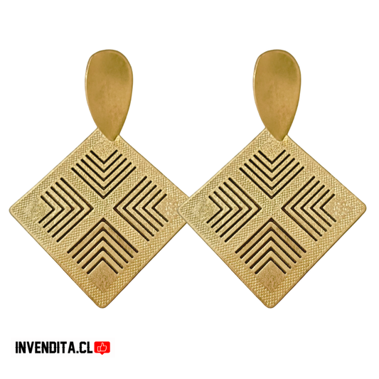 Aros enchapados en oro hoja y cuadrado con flechas en detalle