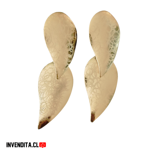 Aros enchapados en oro doble hoja con detalles