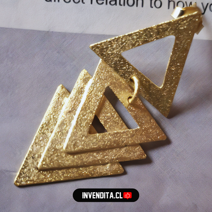 Aros enchapados en oro un triangulo y tres flechas