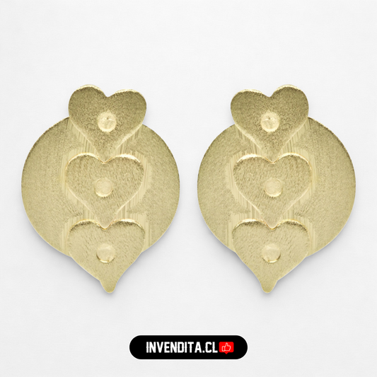 Aros enchapados en oro tres corazones con placa lisa