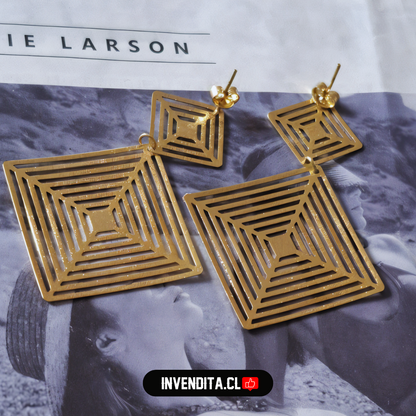 Aros enchapados en oro modelo geométricos