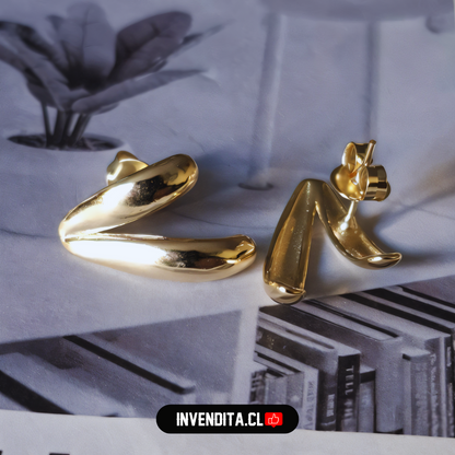 Aros enchapados en oro estilo en V de textura lisa