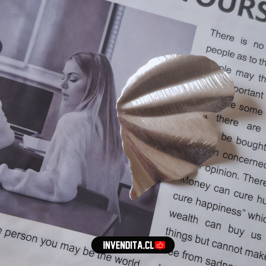 Aros enchapados en plata modelo pétalo satinado