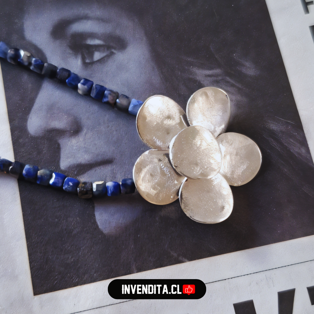 Collar enchapado en plata diseño flor de pétalos satinada con Lapislázuli
