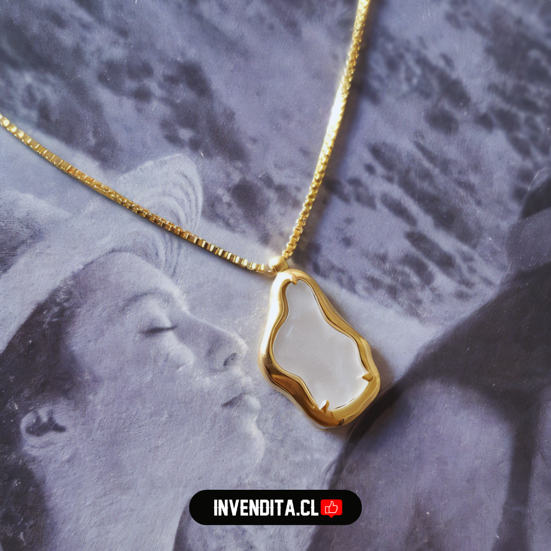 Collar enchapado en oro diseño irregular con esmaltado blanco